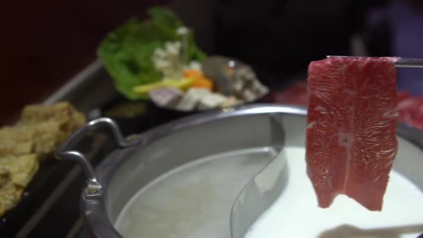 Carne Res Cruda Con Palillos Olla Caliente Con Una Olla — Vídeo de stock