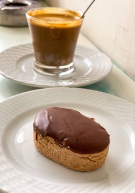 Kahvaltıda İspanyol bisküvileri, polvoronlar, mantekadolar ve çikolatalı tatlılarla servis edilir. Noel 'de İspanya' da tipik şekerleme tüketimi