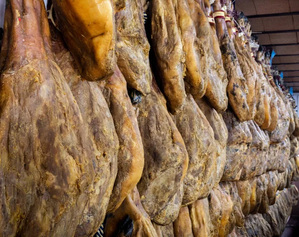 Des Cuisses Porc Séchées Pendent Sur Marché Viande Plat National — Photo