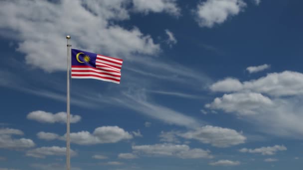 Malezyjska Flaga Machająca Wietrze Błękitnym Niebem Chmurami Blisko Malezji Baner — Wideo stockowe