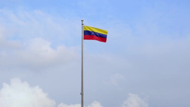 委内瑞拉国旗迎风飘扬 蓝天蓝云 委内瑞拉的国旗飘扬着光滑的丝绸 布料质地为背景图案 将其用于国庆和国庆的概念 — 图库视频影像