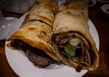 Tayvan 'ın popüler soğanlı gözleme rulosu. Tayvan usulü kızarmış krep ve yanında et. Lezzetli ve lezzetli Çin yemekleri.