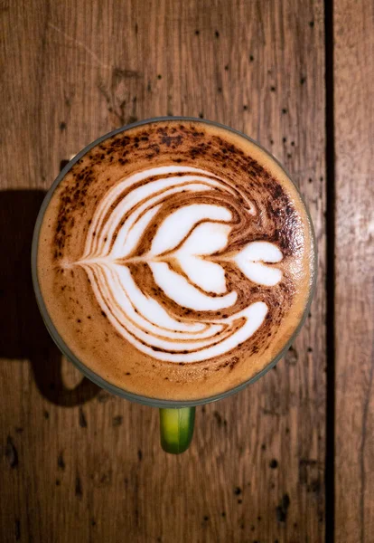 Κύπελλο Καπουτσίνο Σχήμα Καρδιάς Latte Art Foam Μαύρο Ξύλινο Τραπέζι — Φωτογραφία Αρχείου