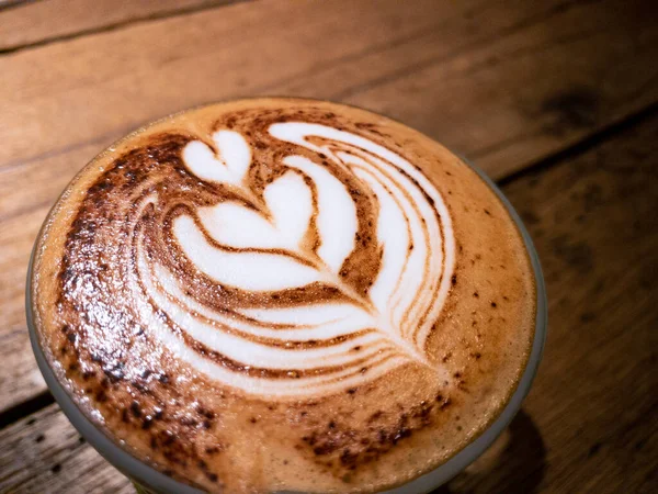 Beker Met Cappuccino Met Hart Vorm Latte Art Foam Zwart — Stockfoto