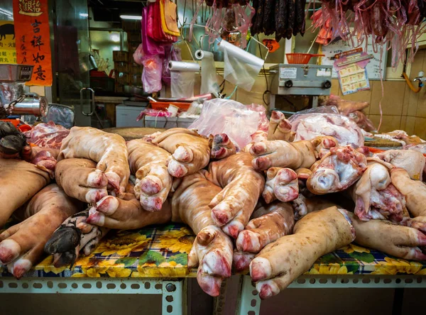 台湾のアジアの伝統的なファーマーズマーケットで売られている大きな豚のナックル 屋台で新鮮な生豚足ストリートフード市場での販売のために — ストック写真