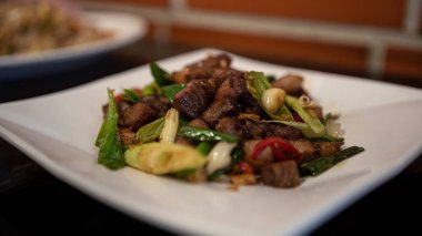 Tayvan hakka geleneksel kızarmış domuz mutfağı. Tahta masa arkasında popüler bir Tayvan tabağı yemek. Akşam yemeği için lezzetli ve lezzetli Çin yemekleri.