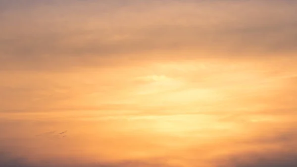 Прекрасный Вид Кучевые Облака Неба Оранжевым Солнечным Светом Закате Лета — стоковое фото