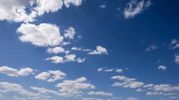 Кучевые Облака Голубым Небом Солнечный День Лета Панорама Природный Фон — стоковое фото