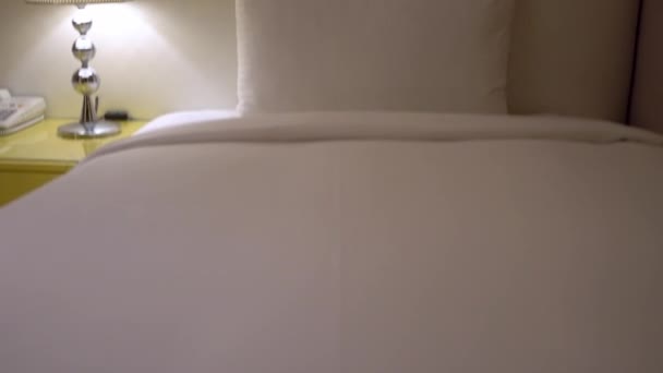 Otel Odasında Beyaz Çarşaflı Çift Kişilik Bir Yatak Beyaz Minimalist — Stok video