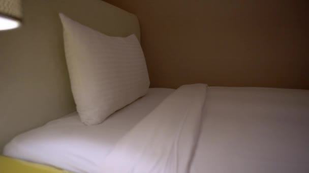 Otel Odasında Beyaz Çarşaflı Çift Kişilik Bir Yatak Beyaz Minimalist — Stok video