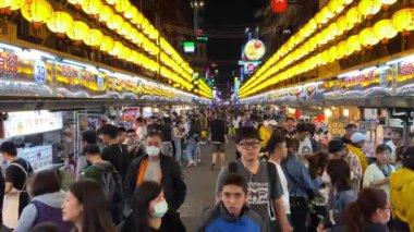 Keelung, Tayvan-07 Mart 2020: Nigth Market 'te geleneksel sarı fenerler. Yürüyen Asyalılardan oluşan kalabalık Tayvan 'daki ünlü pazar yerinin yan sokaklarında yürüyor. Farklı türde yiyecekler.