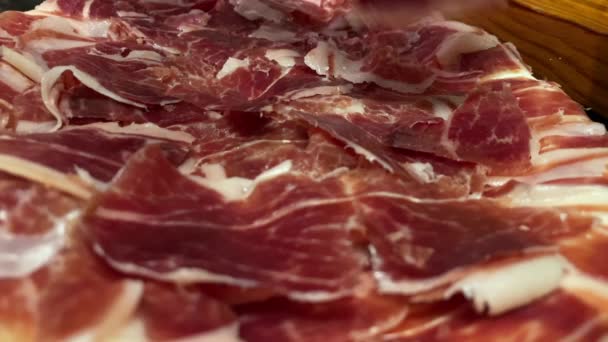 세라노라고 도알려진 스페인식말린 돼지고기를 마무리하는 것이다 스페인의 음식인 요리를 식탁에 — 비디오