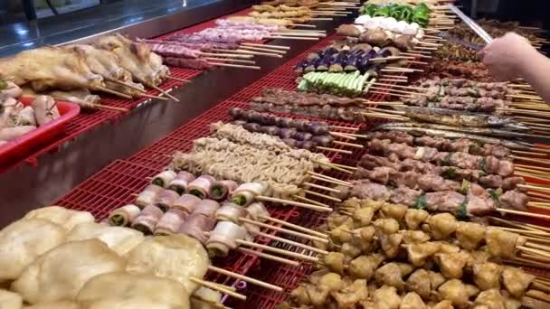 Sprzedawca Sprzedający Tajwańskiego Kurczaka Szaszłykach Stalowy Grill Nocny Rynek Ulicy — Wideo stockowe