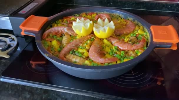 주방장은 양귀비 해산물 파올라 부글부글 끓인다 맛있는 스페인 준비하고 스페인의 — 비디오