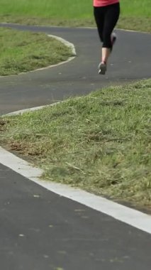 Park Yolu 'nda Koşan Kadın Bacakları. Egzersiz Konsepti. Spor yaşam tarzı.