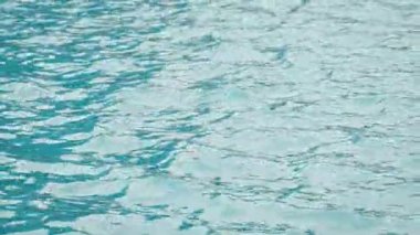 Yavaş hareket eden hafif dalgalar ve ışık yansımaları Ohori Park, Fukuoka, Japonya 'da göl yüzeyinde hareket ederek sakin enerji ve barışçıl asgari güzellik taşır.