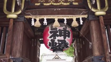 Fukuoka, Japonya-02 Ekim 2025: Japonya 'nın Fukuoka kentindeki Kushida Tapınağı' ndaki ahşap kirişleri ve büyük kırmızı fenerleri gösteren yavaş çekim, geleneksel Japon mimarisini ve ruhani tasarımını temsil etmektedir.