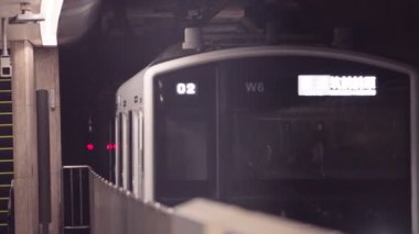 Fukuoka, Japonya-04 Ekim 2025: Sıcak ışıklar ve akışkan hareketlerle hareket halindeki bir metro treni, modern ulaşım akışı, kentsel hareketlilik geçiş durumu