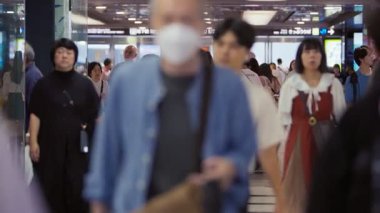 Fukuoka, Japonya-04 Ekim 2025: Japonya 'nın Fukuoka kentindeki Hakata İstasyonu' ndaki bilet kapısından geçen yolcuların günlük ulaşım ve otantik hareketi temsil ettiğini gösteren yavaş çekim