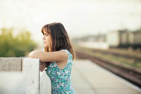 Young woman on the station platform — Stock Photo, Image