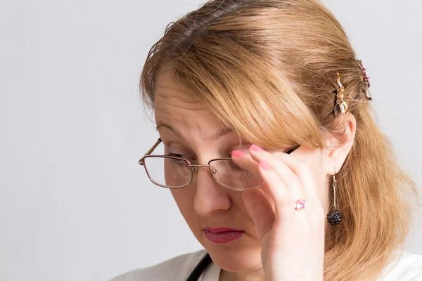 Hermosa mujer doctora en gafas, mirando hacia abajo, pensando —  Fotos de Stock