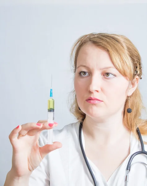Doctor with stethoscope at the neck holding syringe for injection — Stock Photo, Image
