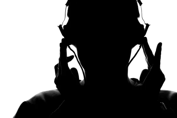 Silhouet van een jonge man die luisteren naar muziek met koptelefoon — Stockfoto