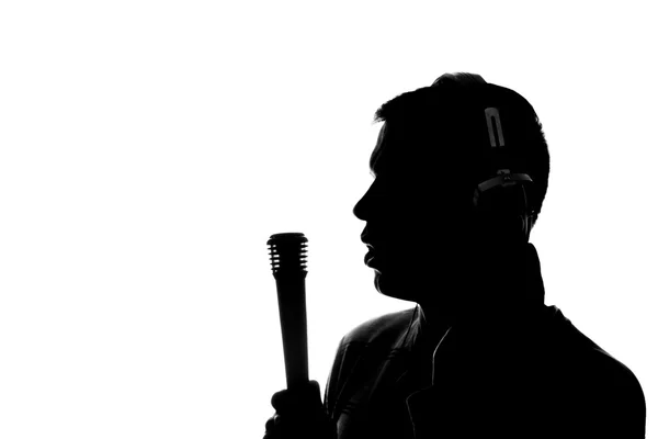 Sziluettjét egy fiatal férfi, zenehallgatás fejhallgató — Stock Fotó