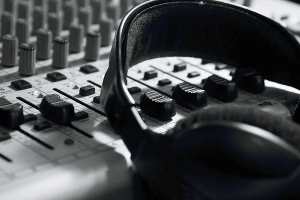 Mixer om het geluid en de hoofdtelefoon — Stockfoto