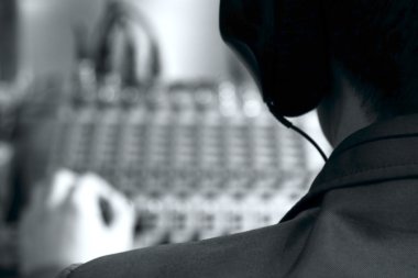 adam bir mikser ve kulaklık ile sesi ayarlamak için