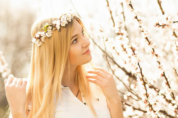 Young girl in a wreath of flowers with apricot — Stock Photo, Image