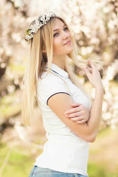 Young girl in a wreath of flowers with apricot — Stock Photo, Image