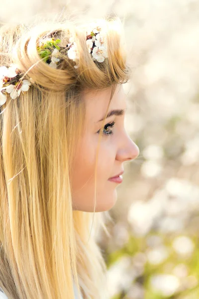 Jovem em uma grinalda de flores com damasco — Fotografia de Stock