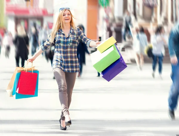 Žena s balíčky po nakupování v městě — Stock fotografie