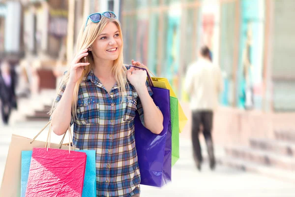 Portret van een vrouw met shopping tassen — Stockfoto