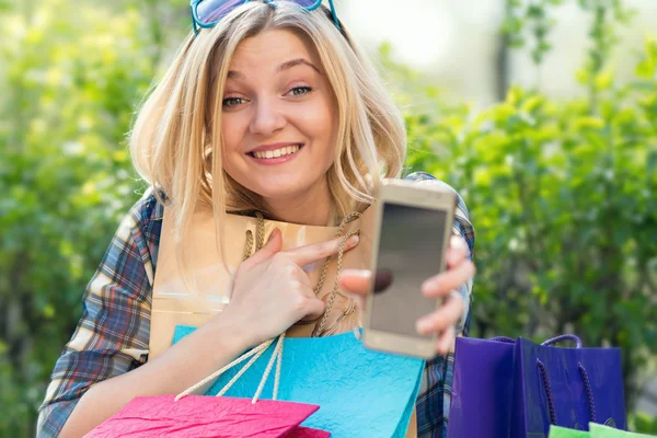 Žena se online nákupy s její telefon — Stock fotografie