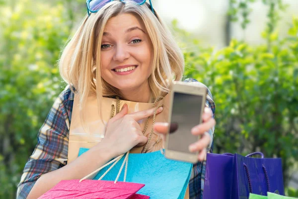 Donna ha fatto acquisti online con il suo telefono — Foto Stock