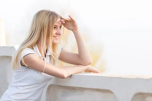 Vrouw op het perron van het station — Stockfoto