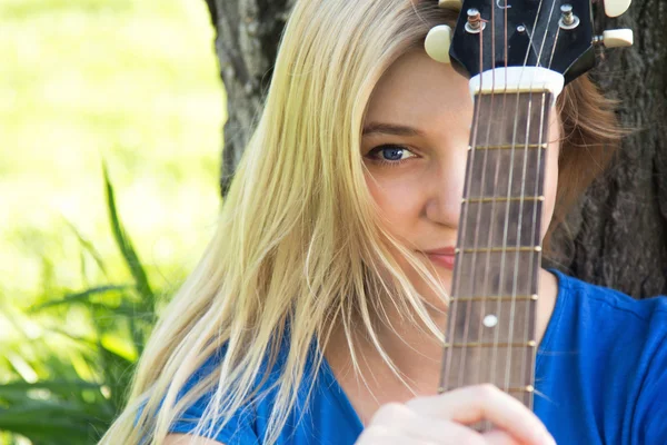 Porträt eines Teenagers mit Gitarre im Park — Stockfoto