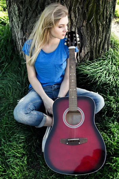 Porträt eines Teenagers mit Gitarre im Park — Stockfoto