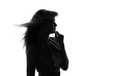 yalıtılmış bir arka plan üzerinde genç bir kadın portresi