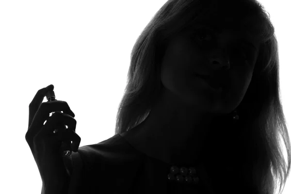 Portrait d'une jeune femme avec flacon de parfum — Photo