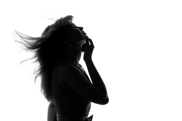 Retrato de uma jovem mulher em um fundo isolado — Fotografia de Stock