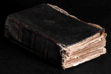 eski kalın kitap siyah bir arka plan masaüstü