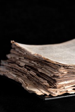 eski kalın kitap siyah bir arka plan masaüstü