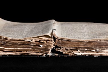 Masanın üzerine açılan eski İncil