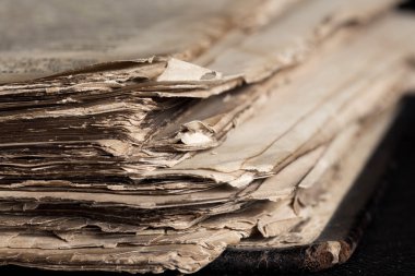 eski kalın kitap siyah bir arka plan masaüstü