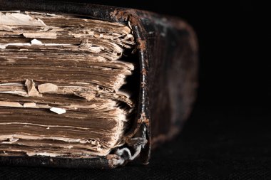 eski kalın kitap siyah bir arka plan masaüstü