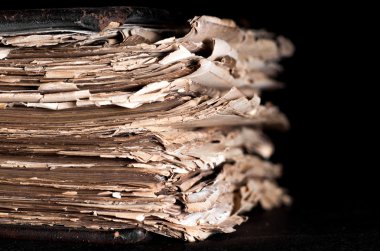 eski kalın kitap siyah bir arka plan masaüstü