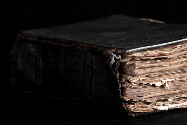 Стара товста книга на чорному тлі на робочому столі — стокове фото